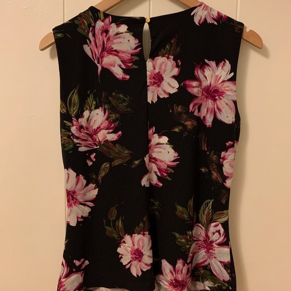 Sleeveless Blouse - Picture 3 of 4